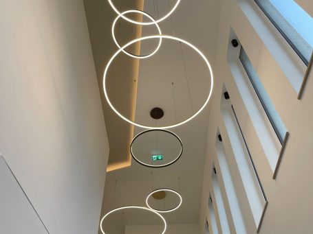 Moderne Deckenbeleuchtung mit kreisförmigen, schwebenden Leuchten.